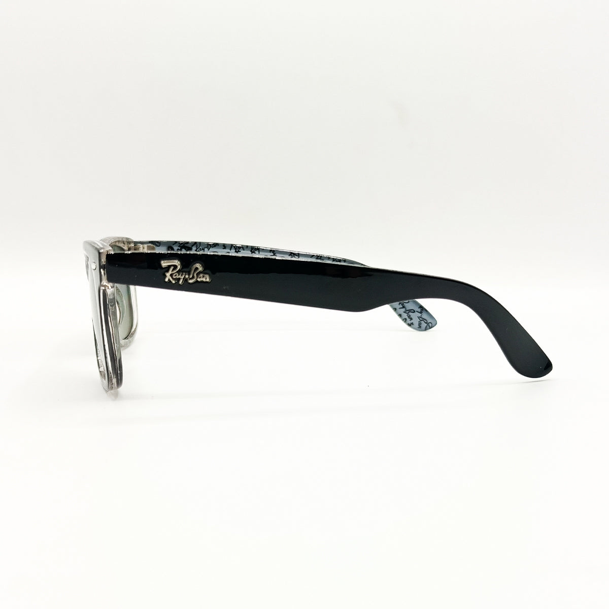 Ray-Ban Wayfarer Edition – Classic with a Twist